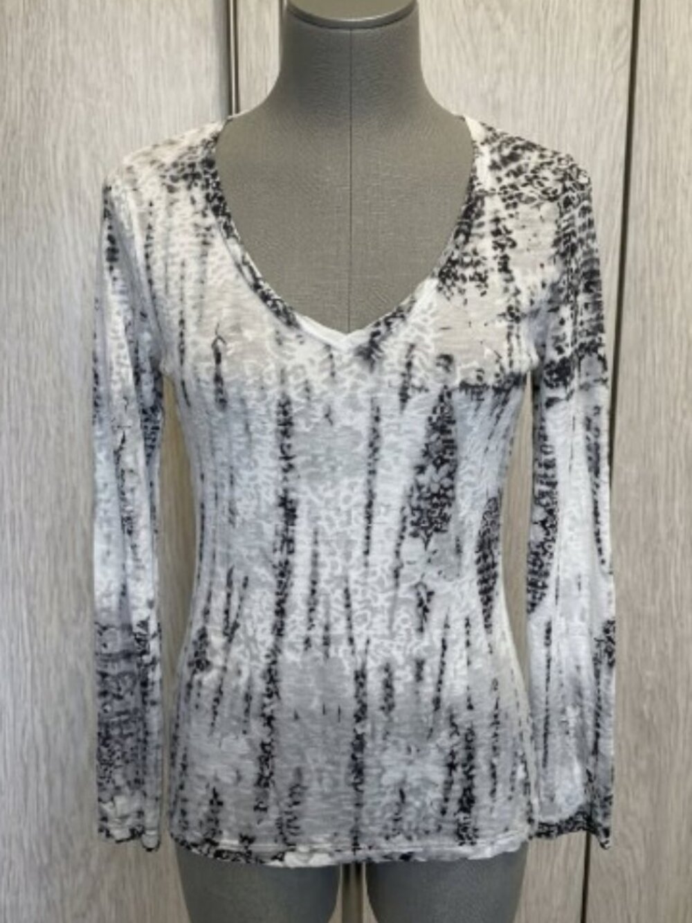 Avani Tie-Dye Burnout Shirt in Size Medium